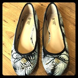 Avon white and black flat shoes